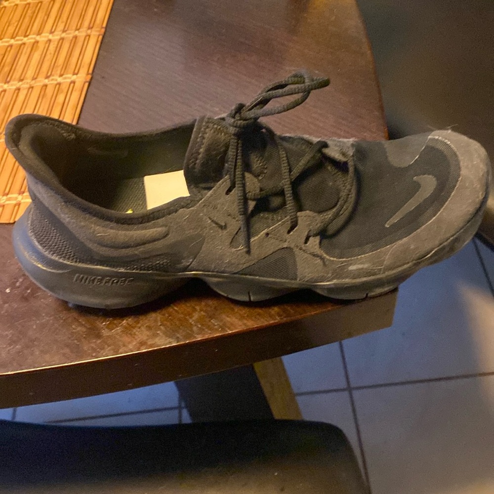 Nike- SZ 9.5 men/ Free run 5.0 Triple Black AQ1289-006